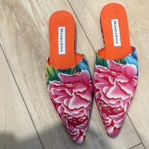Mandarina Adore floral mules with a textile upper